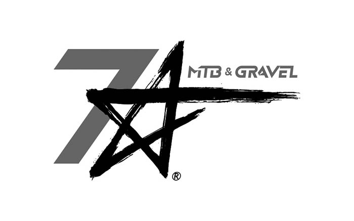 Circuito 7 estrellas. Logotipo 2023 negativo en escala de grises